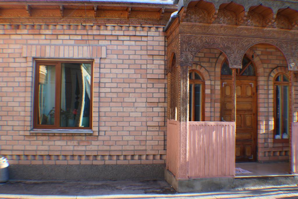 Hostel Ilbirs Karakol Buitenkant foto